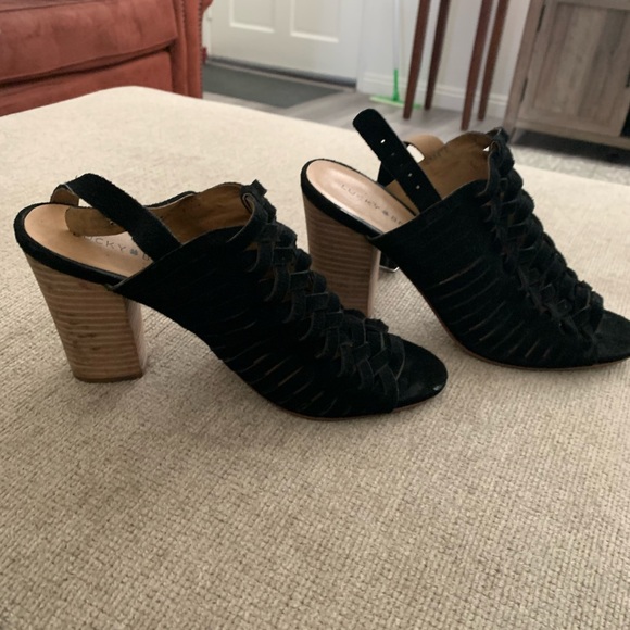 Heel open toed black cris cross pattern buckle strap. - Picture 5 of 5